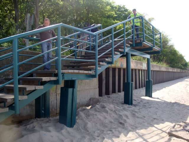 Schody z tworzywa sztucznego przy zejściu na plażę w Kołobrzegu