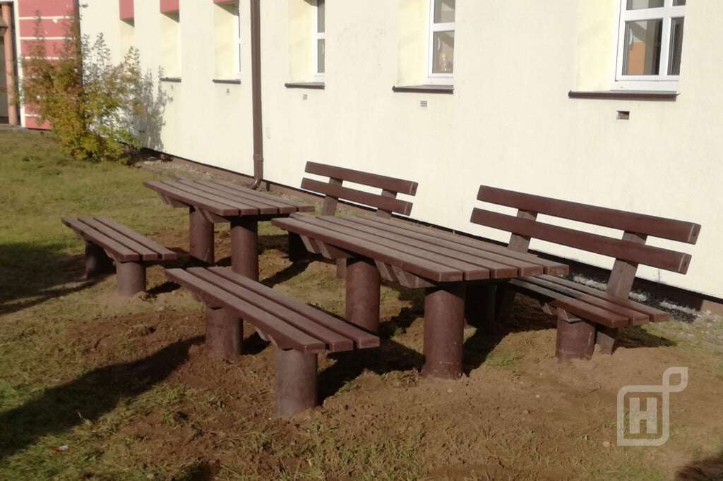 Ławki i stoły przy szkole