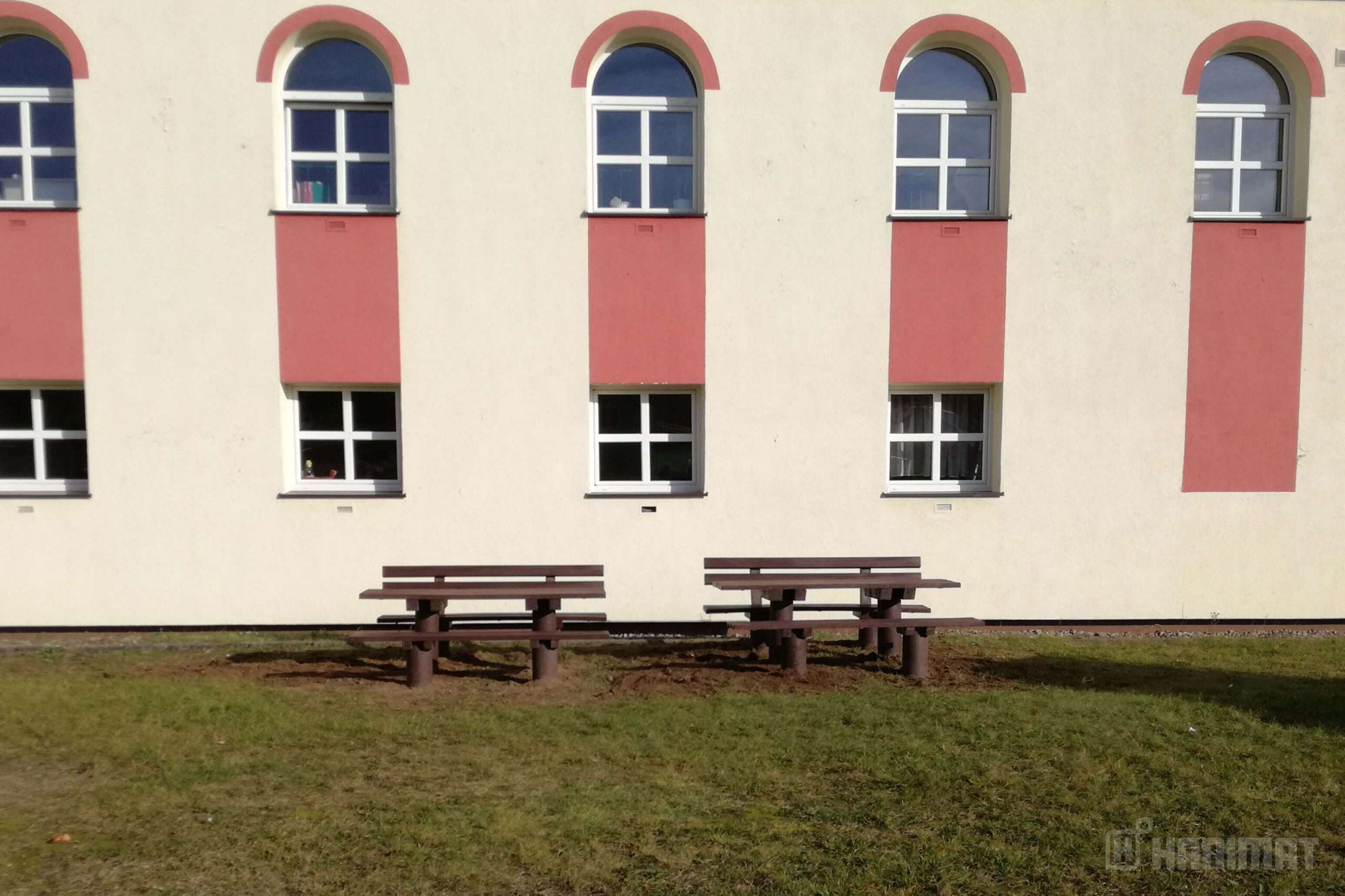 Ławki i stoły przy szkole