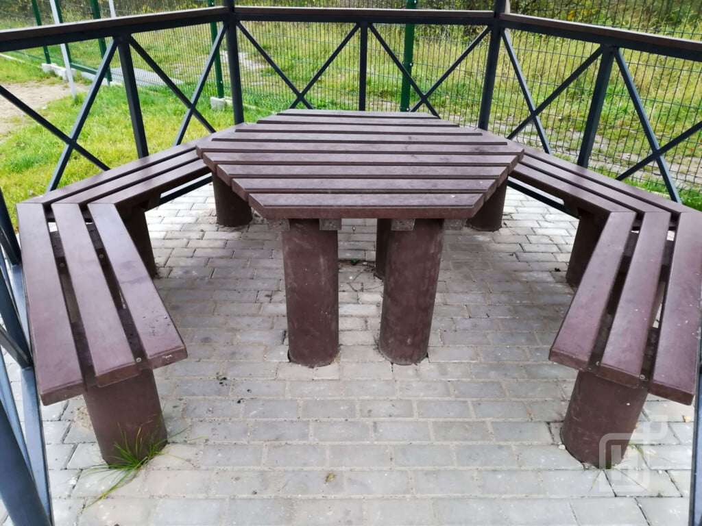 Ławki i stoły w parku Zielony Staw w Gdańsku