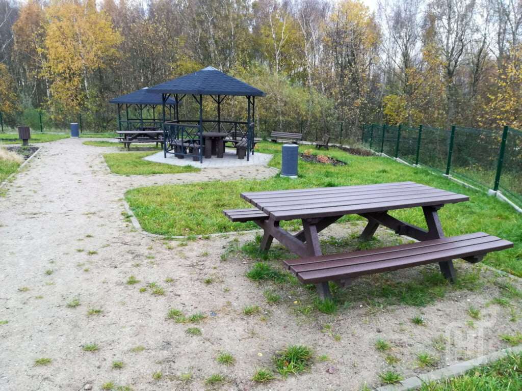 Ławki i stoły w parku Zielony Staw w Gdańsku
