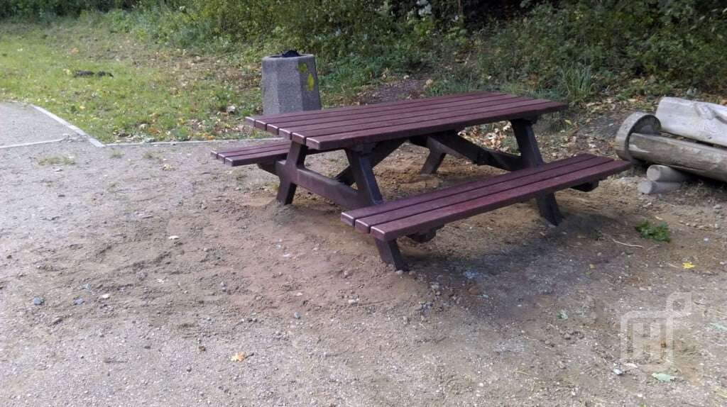 Ławki piknikowe w parku Podleśna Polana w Gdańsku Wrzeszczu