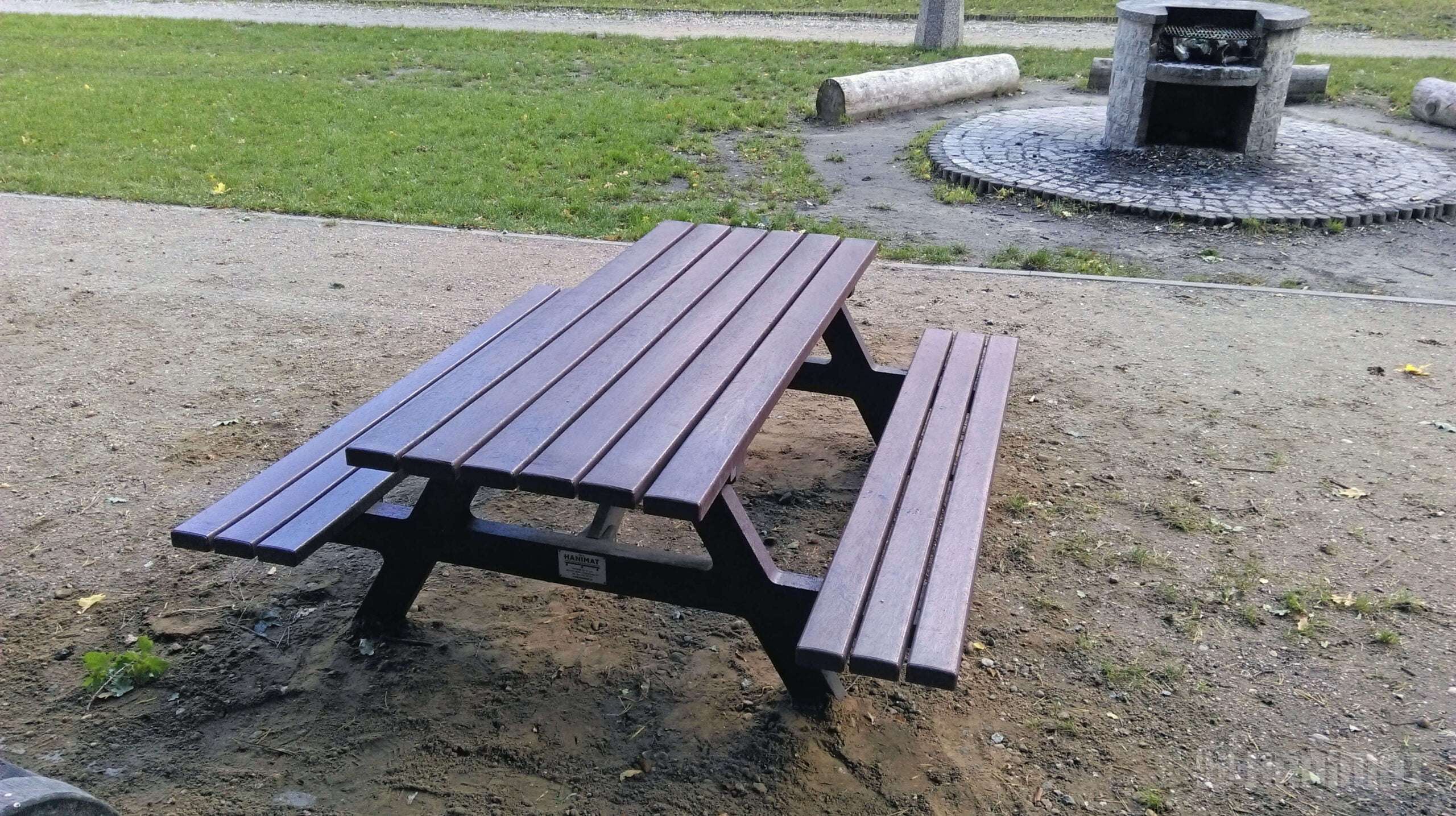 Ławki piknikowe w parku Podleśna Polana w Gdańsku Wrzeszczu