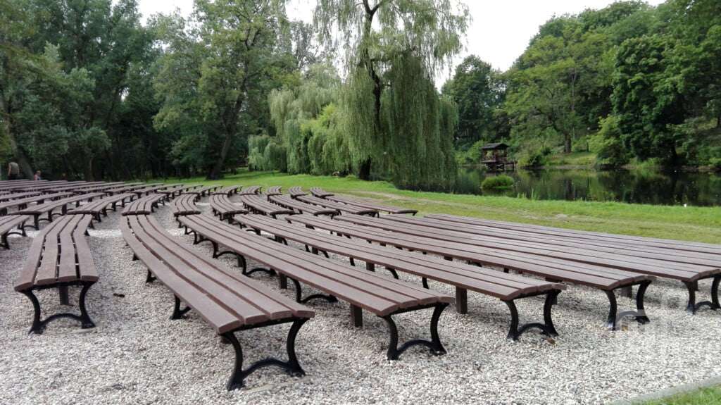 Ekologiczne ławki z tworzywa sztucznego w amfiteatrze