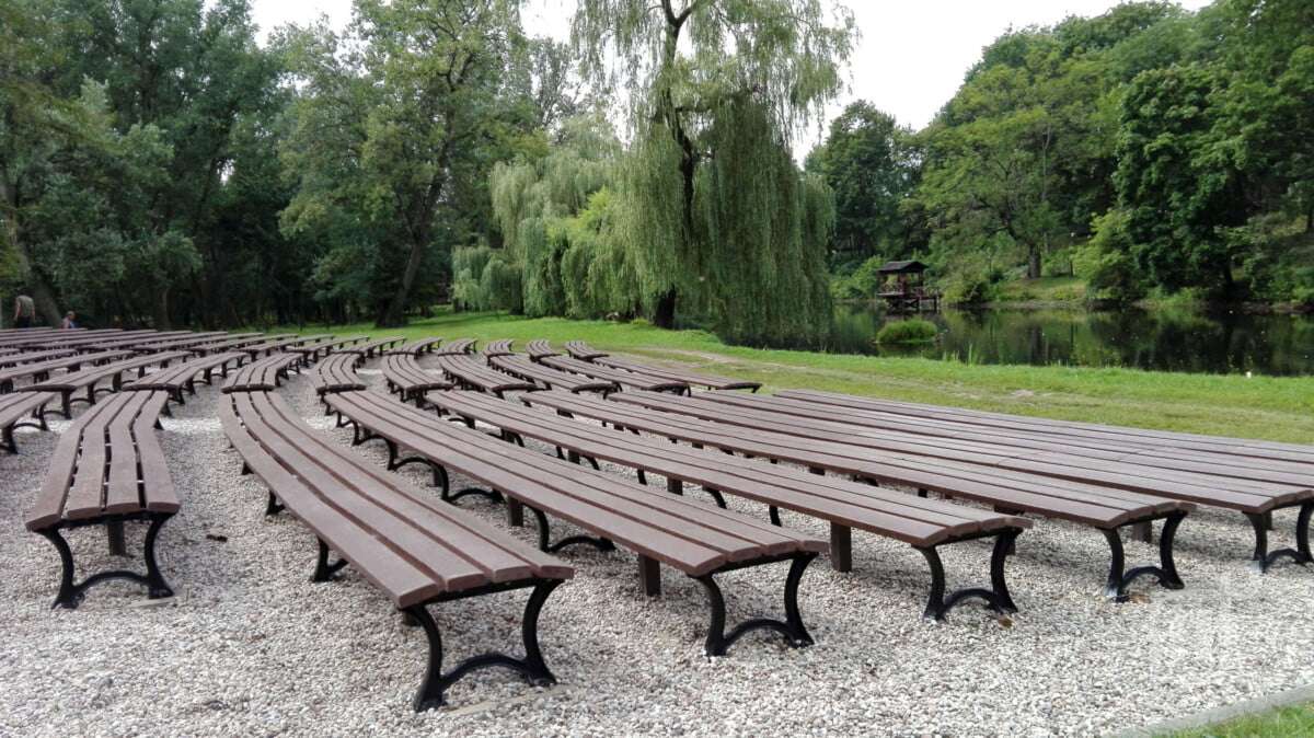 Ekologiczne ławki z tworzywa sztucznego w amfiteatrze