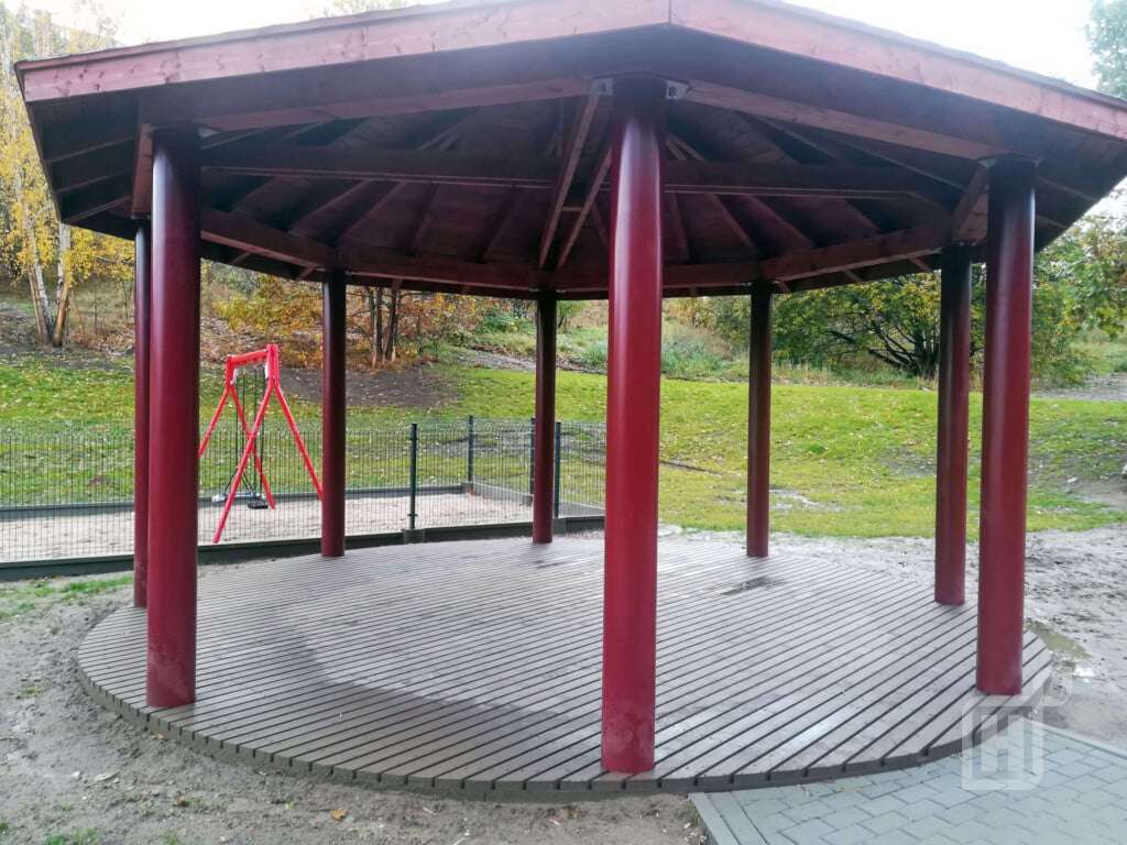 Siedziska i nawierzchnia altany w parku rekreacyjnym Jar Wilanowska w Gdańsku