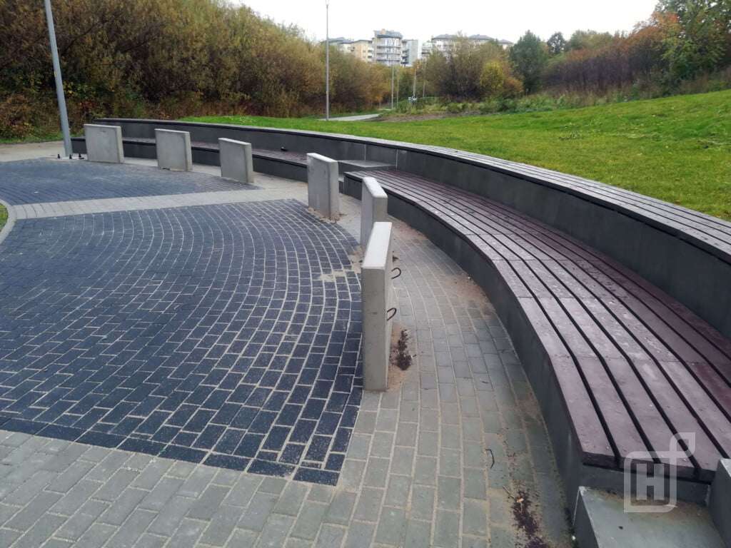 Siedziska i nawierzchnia altany w parku rekreacyjnym Jar Wilanowska w Gdańsku