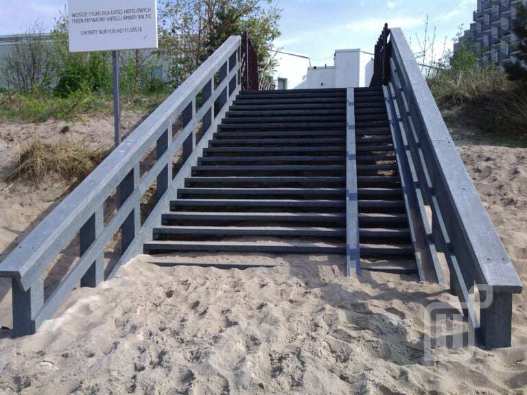 Zejście na plażę ze schodami z recyklingu tworzyw sztucznych
